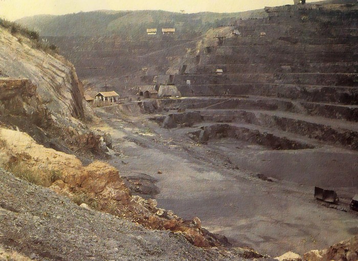 Mỏ than ở Hòn Gai, Quảng Ninh 1918 - 1921.